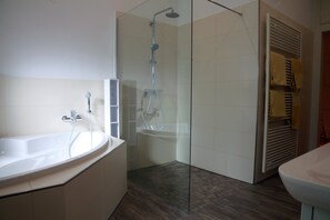 Bathtub, hair dryer, towels, soap - Gohlis city apartment (Leipzig)