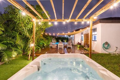 Tropical Villa w/Jacuzzi+Chill Terrace & Billiards