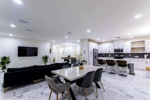 Frigorífic, microones, forn i placa de cuina