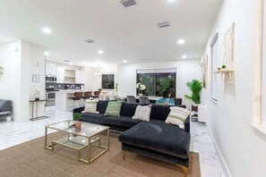 Televisor intel·ligent, llar de foc i oficines