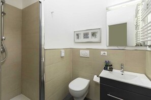 Shower, free toiletries, hair dryer, bidet - We are in the most elegant and prestigious district of Rome, because Via Bocca di Leone is a side street of the world-famous Via Condotti, where you can find the most important haute couture fashion boutiques and jewelry stores, and n (Roma)