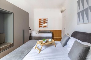 1 bedroom, in-room safe, desk, iron/ironing board - We are in the most elegant and prestigious district of Rome, because Via Bocca di Leone is a side street of the world-famous Via Condotti, where you can find the most important haute couture fashion boutiques and jewelry stores, and n (Roma)