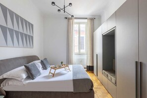 1 bedroom, in-room safe, desk, iron/ironing board - We are in the most elegant and prestigious district of Rome, because Via Bocca di Leone is a side street of the world-famous Via Condotti, where you can find the most important haute couture fashion boutiques and jewelry stores, and n (Roma)