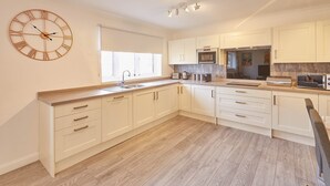 Ferienhaus | Eigene Küche | Wasserkocher mit Kaffee-/Teezubehör, großer Kühlschrank, Mikrowelle