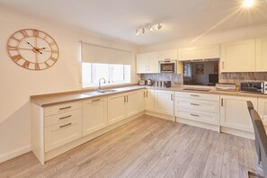 Refrigerador con freezer, microondas, horno, placa de cocina