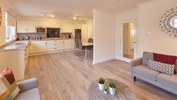 Ferienhaus | Eigene Küche | Wasserkocher mit Kaffee-/Teezubehör, großer Kühlschrank, Mikrowelle