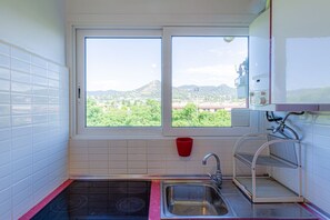Micro-ondes, four, plaque de cuisson, cafetière/bouilloire