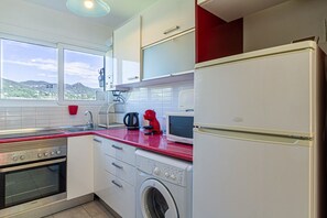 Microwave, oven, stovetop, coffee/tea maker - Apartamento Cabrera Montserrat (Cabrera de Mar)