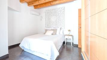 2 slaapkamers, een strijkplank/strijkijzer, gratis internet, beddengoed
