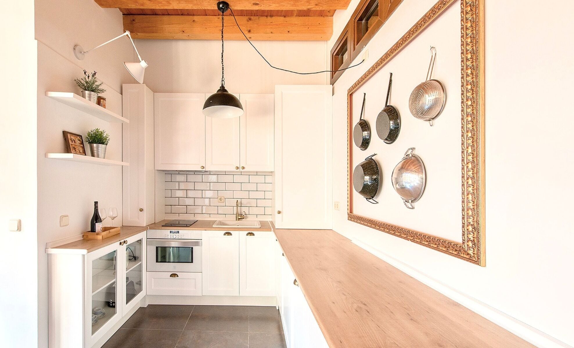 Køleskab, mikrobølgeovn, ovn, kogeplade