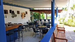 Quầy bar bên hồ bơi