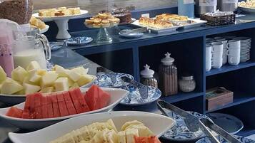 Café da manhã com buffet grátis todos os dias