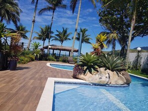 Piscina externa, funciona das 8h às 22h, espreguiçadeiras