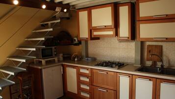 Frigorifero, microonde, forno, piano cottura