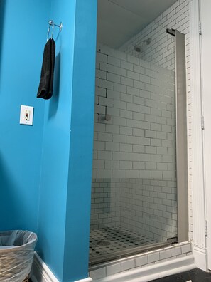 Haartrockner, Handtücher, Seife, Toilettenpapier
