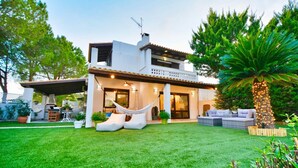 A modern two-story house with a covered patio, outdoor seating, and a hammock. - Villasonboard Dock Villa 3bed Sleeps8 Porto Hydra (Ermionida)