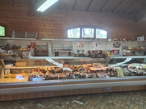 Chalet | Private kitchen | Fridge, microwave, oven, stovetop