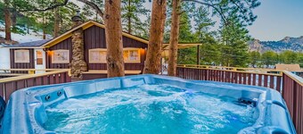Cabin, views, private hot tub, hike into Natl Park