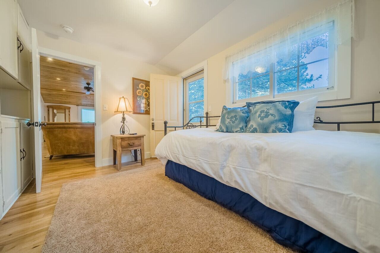 2 chambres, bureau, fer et planche à repasser, lit parapluie