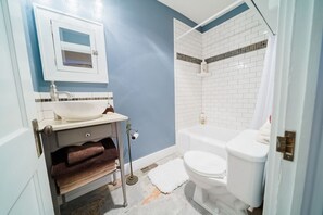 Secador de cabelo, toalhas de banho, sabonete, papel higiênico