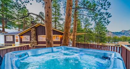 Cabin, views, private hot tub, hike into Natl Park
