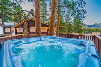 Cabin, views, private hot tub, hike into Natl Park