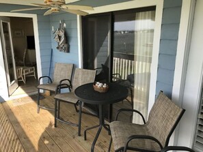 Outdoor dining - Lagoon Front Spacious 2/2 Condo w/ lagoon views, pools, deeded beach access (Gulf Shores)
