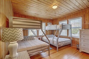 4 bedrooms, iron/ironing board, WiFi, bed sheets