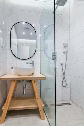 Lejlighed | Badeværelse | Bruser, håndklæder, Sæbe, Shampoo