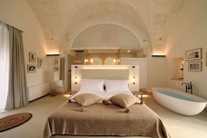 Frette Italian sheets, premium bedding, down duvets, memory-foam beds - Masseria Corte degli Aromi (Palmariggi)
