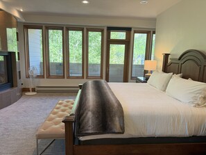 4 slaapkamers, een bureau, een strijkplank/strijkijzer, reisbedje