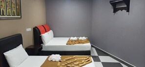 Habitación triple básica | Wifi gratis y ropa de cama