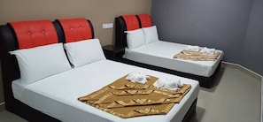 Habitación cuádruple básica | Wifi gratis y ropa de cama