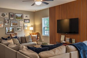 Smart TV, Netflix, Hulu, streaming services