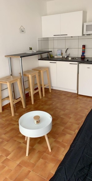 Jääkaappi, mikroaaltouuni, liesi, kahvin-/teenkeitin