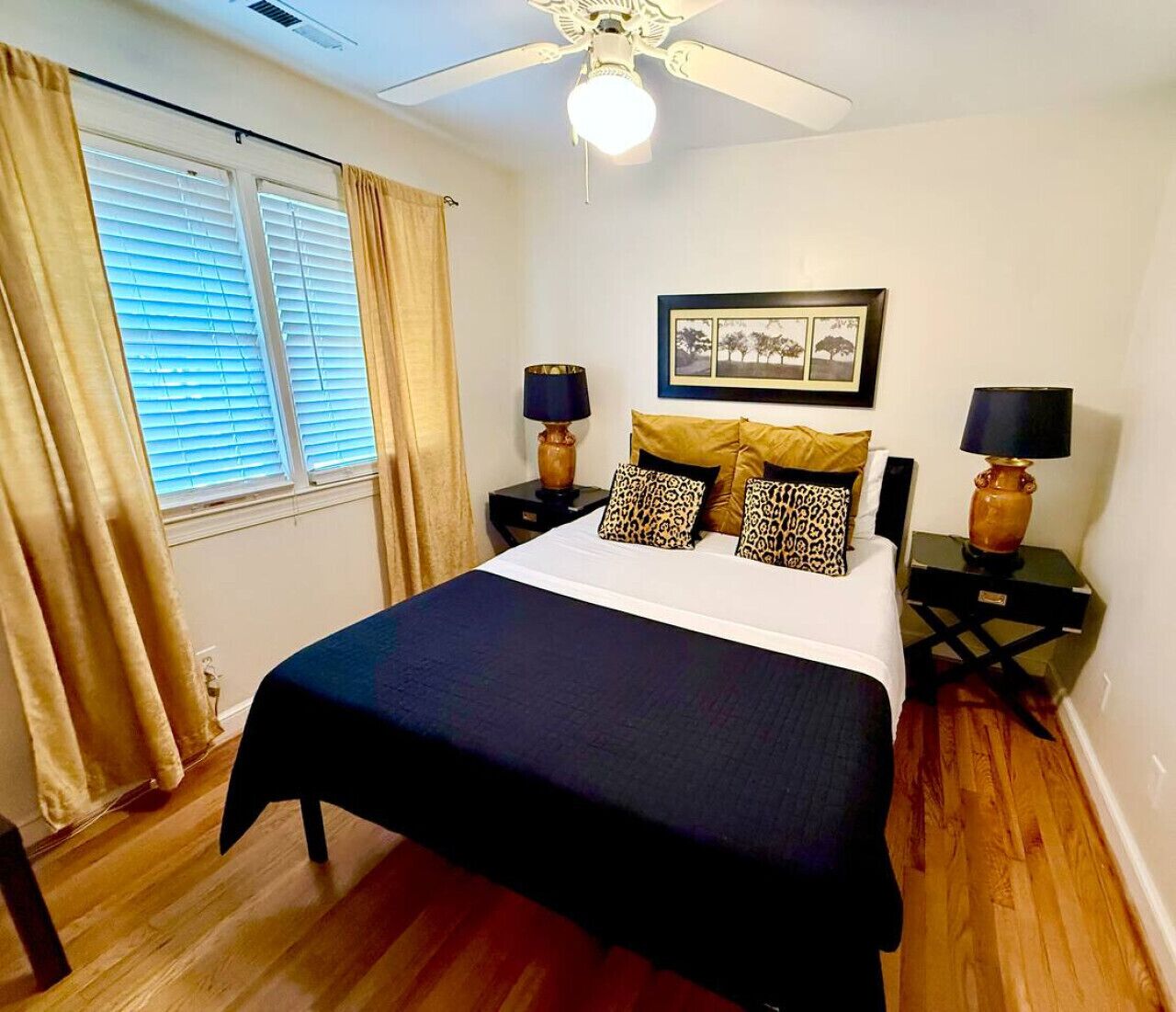 Desk, iron/ironing board, WiFi, bed sheets