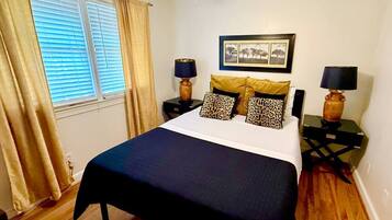 Desk, iron/ironing board, WiFi, bed sheets