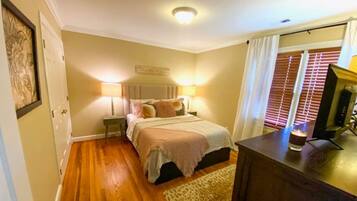 2 bedrooms, desk, iron/ironing board, WiFi