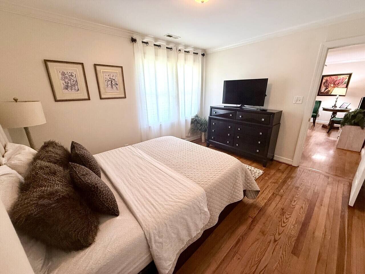 Escritorio, tabla de planchar con plancha, wifi y ropa de cama