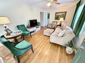 TV - Chic Condo in Downtown Raleigh (Raleigh)