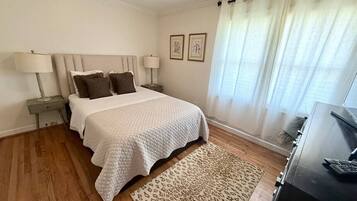 Escritorio, tabla de planchar con plancha, wifi y ropa de cama