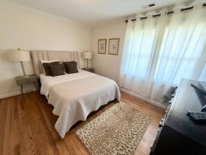 Desk, iron/ironing board, WiFi, bed sheets - Chic Condo in Downtown Raleigh (Raleigh)