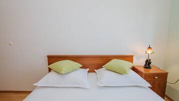 Apartment, 2 Queen Beds | 2 bedrooms, iron/ironing board, free WiFi, bed sheets