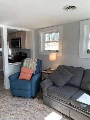 TV, DVD player, books - Quintessential Chatham Cottage by the Pond (Chatham)