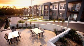 Outdoor dining - Quest Ipswich Serviced Apartments (Ipswich)