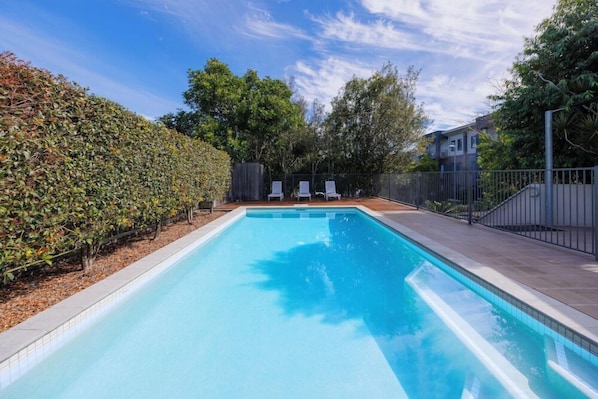 Outdoor pool - Quest Ipswich Serviced Apartments (Ipswich)