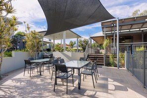 Outdoor dining - Quest Ipswich Serviced Apartments (Ipswich)