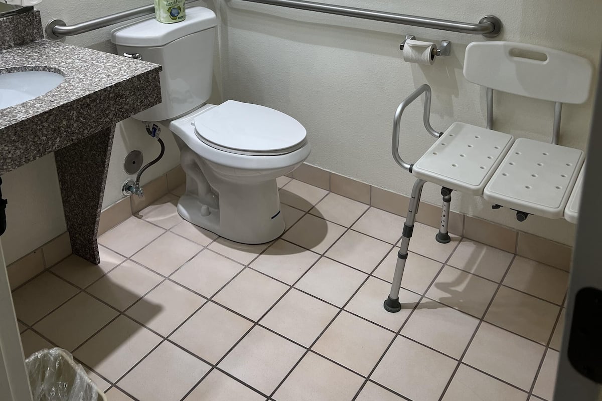 Combined shower/tub