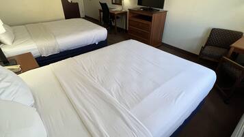 Een bureau, een laptopwerkplek, verduisterende gordijnen, gratis wifi