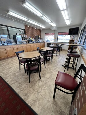 Tägliches inbegriffenes kontinentales Frühstück